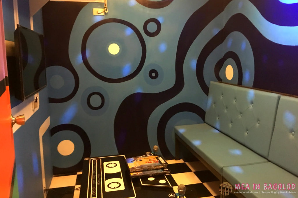 7-retro-ktv-bacolod-blue-ktv-room