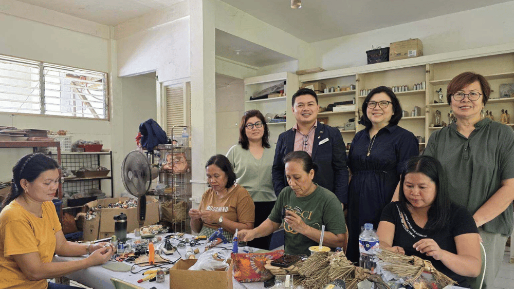 NVC Marketing Manager Ria Lacson Aviñante, Park Inn by Radisson Bacolod Director of Human Resources Reljun Oloroso, SM Hotels and Conventions Corp. Vice President for Quality and Sustainability Leah Magallanes, and NVC President Millie Kilayko alongside NVC Artisans of Hope at work.